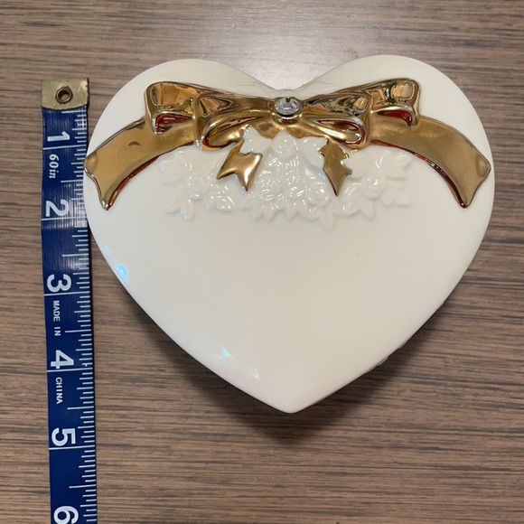 Porcelain musical jewelry box by Mikasa 🎶 - Picture 11 of 12